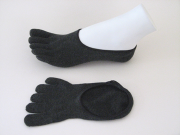 Charcoal super low cut toe sock on the toe, and charcoal super low-cut toe sock on the floor view